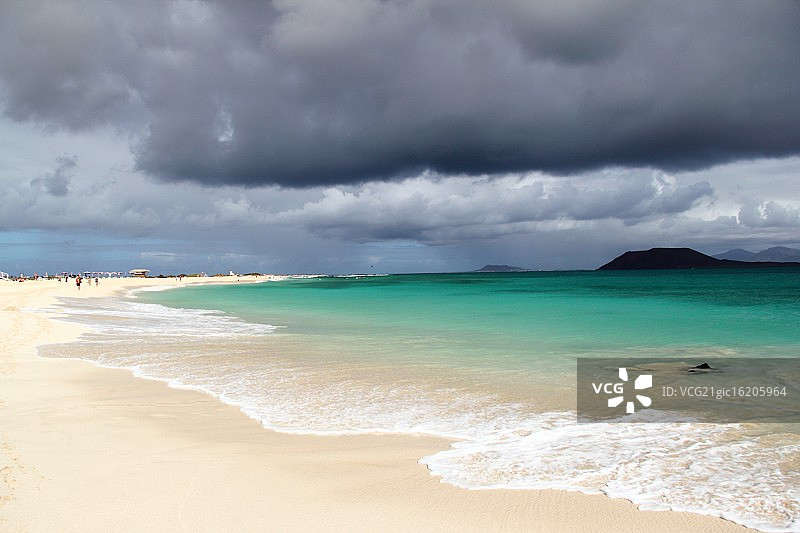 富埃特文图拉岛上空的乌云图片素材