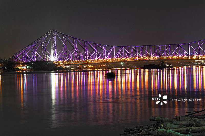 夜幕下的豪拉桥图片素材