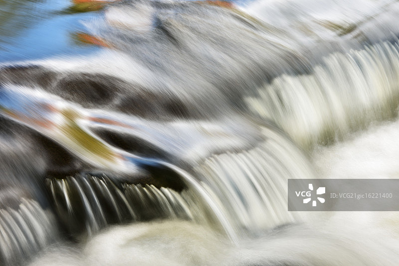 秋季邦德瀑布群图片素材