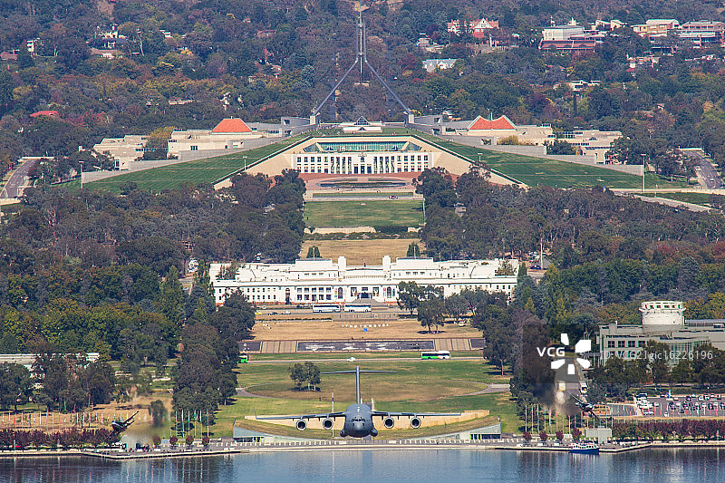 议会大厦上空的编队图片素材