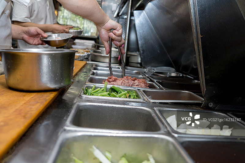 厨房工作人员准备食物图片素材