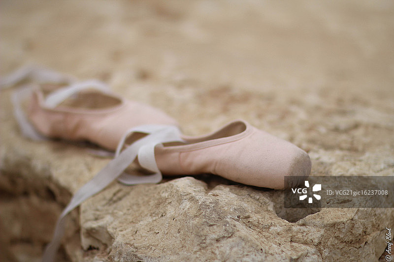 沙漠中的芭蕾舞鞋图片素材