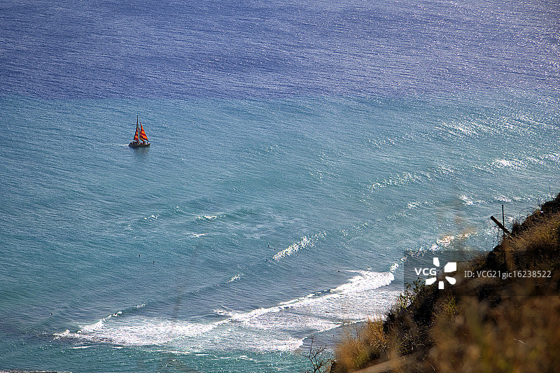 在威基基附近航行图片素材
