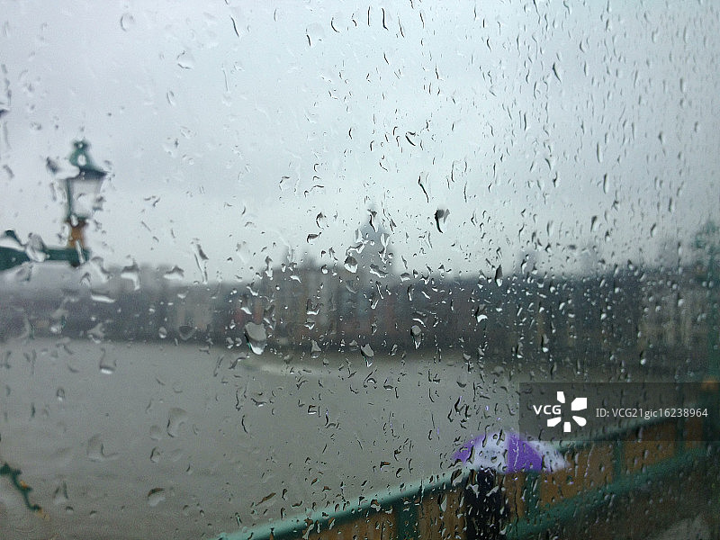 雨中的南华克桥图片素材