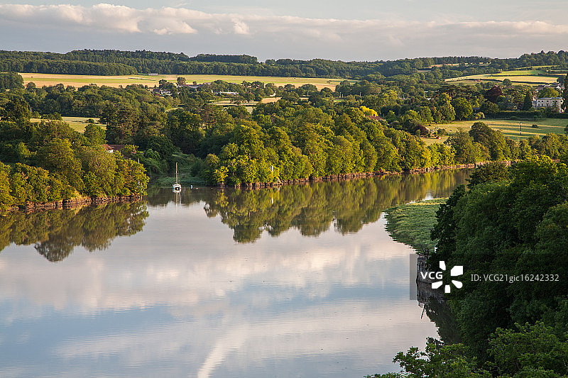 埃文河的倒影图片素材