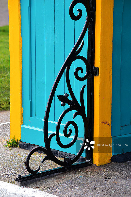 蓝色背景上的锻铁图片素材