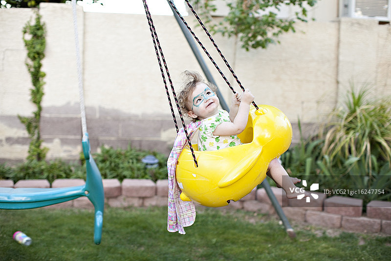 身穿超人披风的女孩图片素材
