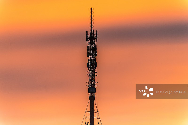奥伦堡市日落时分的电视塔图片素材