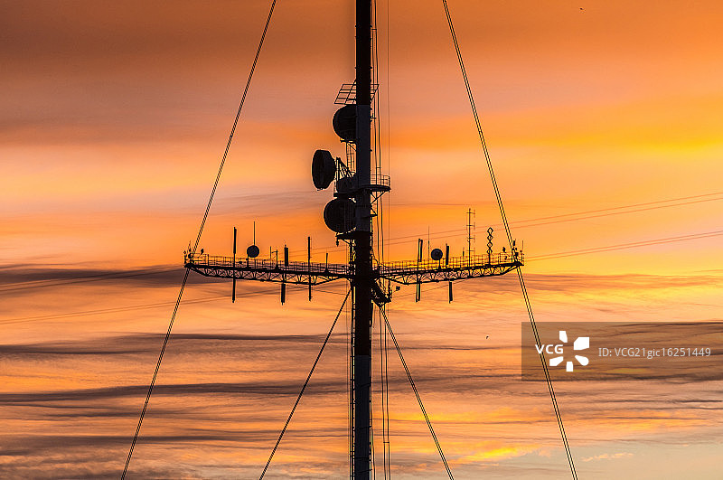 奥伦堡市日落时分的电视塔图片素材