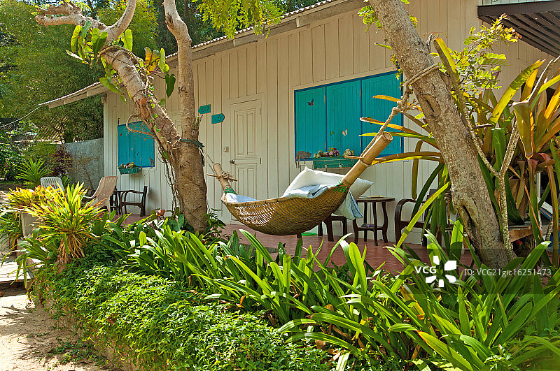 海边带秋千的平房图片素材