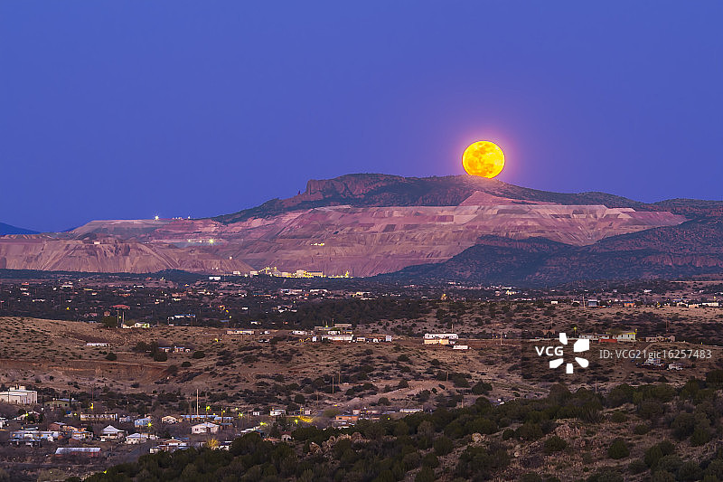 铜矿上空的铜月图片素材