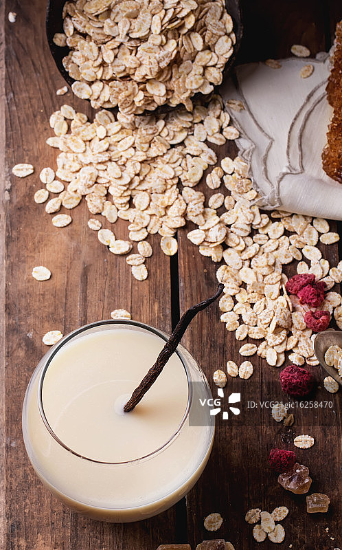 健康饮食：自制燕麦奶图片素材