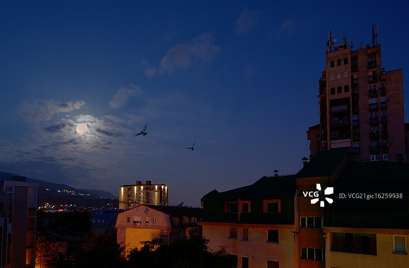 塔系列：蓝月亮图片素材