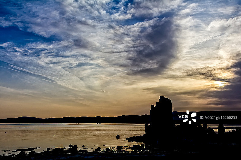 莫诺湖上的春日阳光图片素材