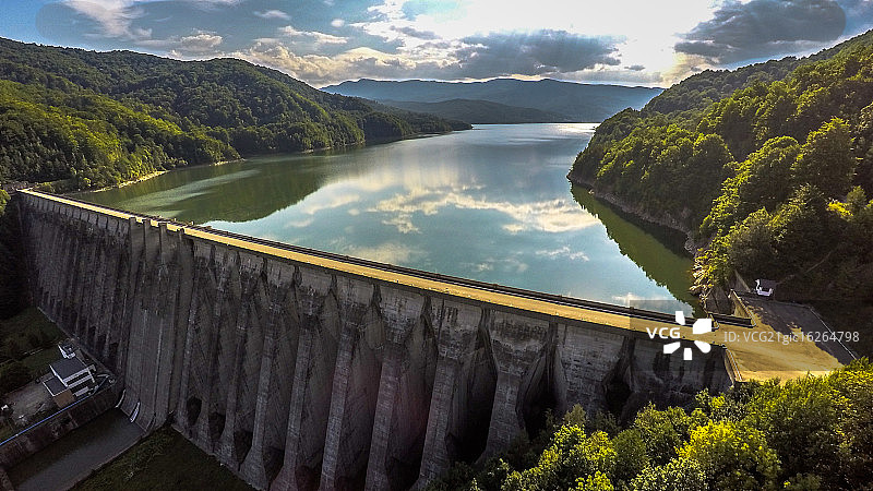 罗马尼亚乌兹河谷的水坝图片素材