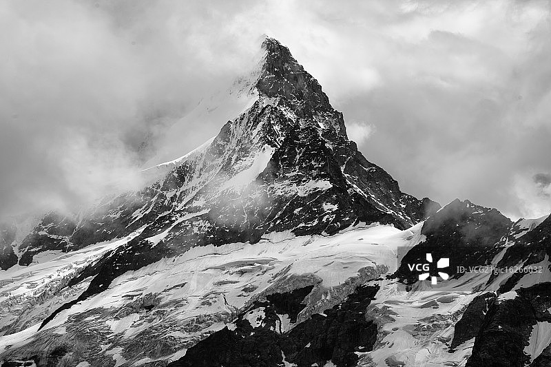 云雾中的施雷克峰图片素材