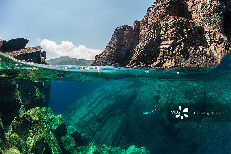 科西嘉岛斯坎多拉自然保护区，水下游泳者与岩石图片素材