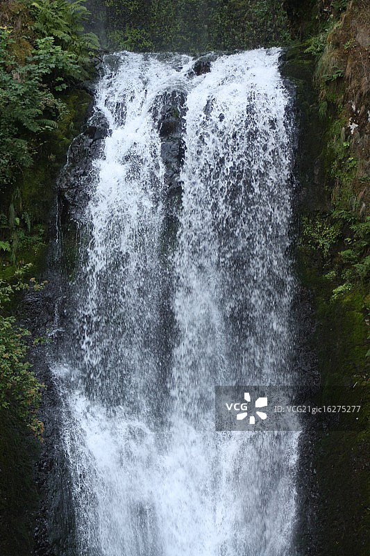 下 Multnomah 瀑布图片素材