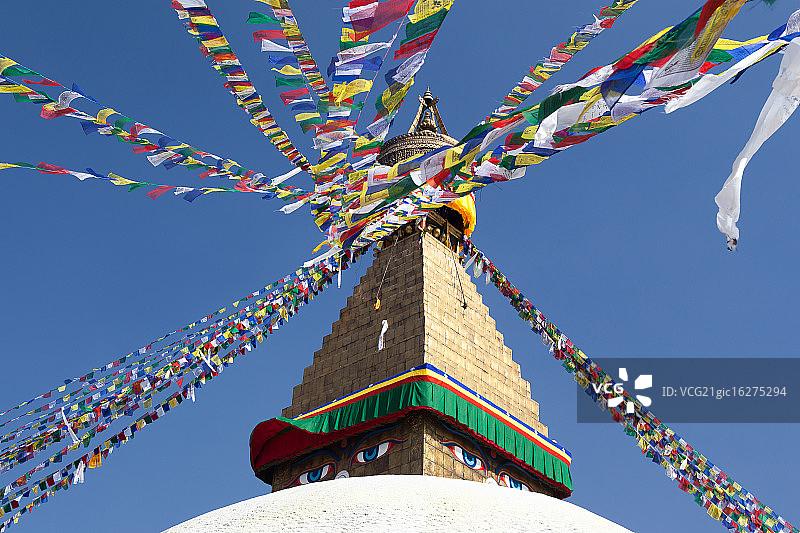 尼泊尔加德满都博达哈大佛塔的仰视角度照片图片素材