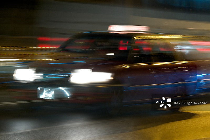 夜晚红色出租车的摇摄镜头图片素材