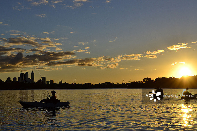 西澳大利亚珀斯天鹅河上的独木舟图片素材