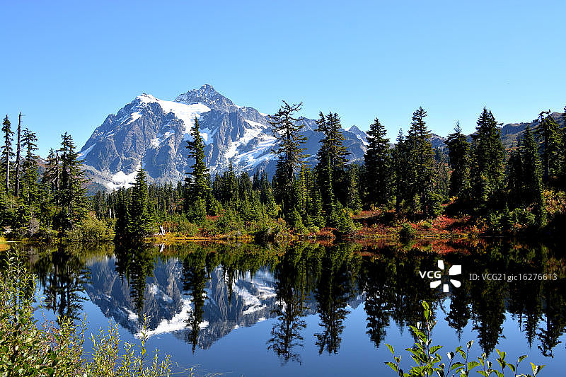 阳光明媚夏日下的舒克桑山图片素材