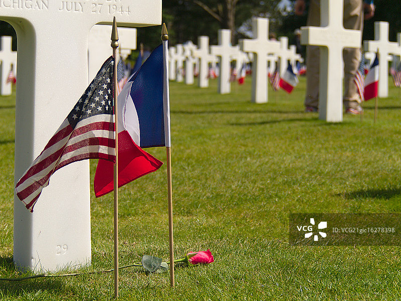 白色十字架与血红色玫瑰图片素材