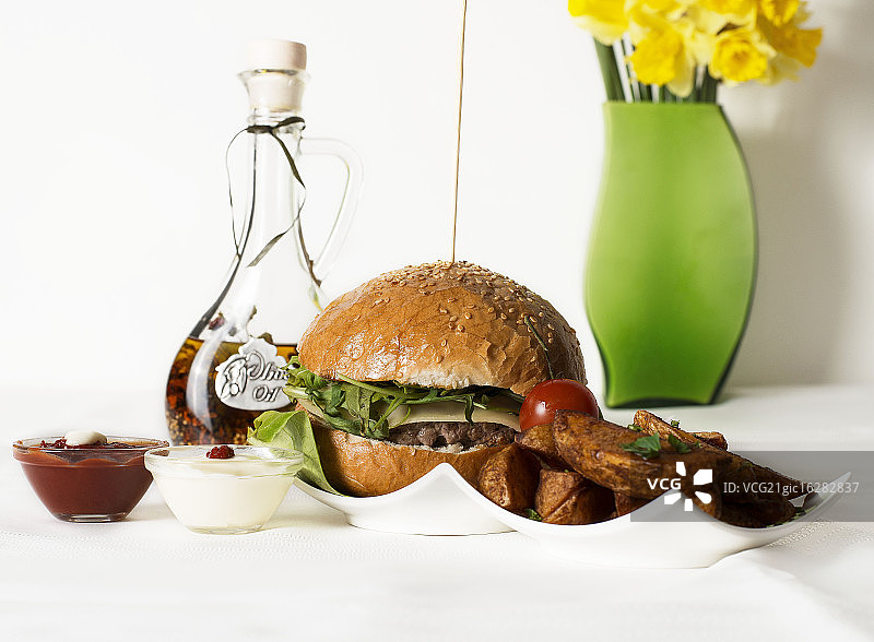 芝士汉堡配薯条图片素材