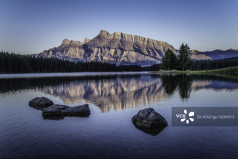 加拿大艾伯塔省伦德尔山倒映在湖面上图片素材