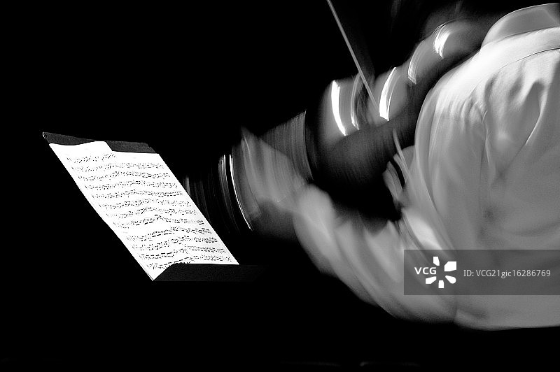 演奏中的小提琴家图片素材