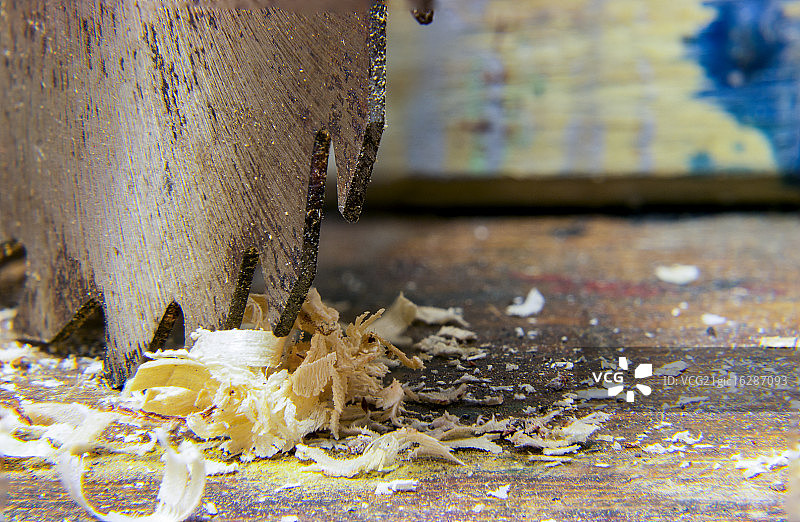 带木屑的锯片图片素材