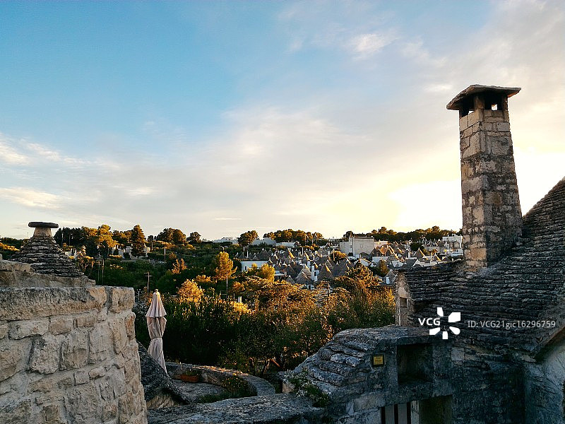 天空、树木和特鲁利图片素材