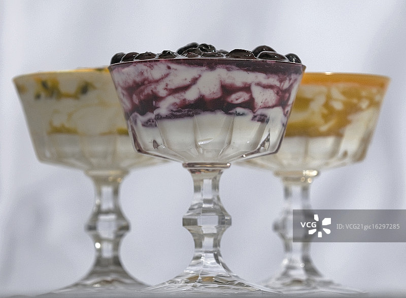 玻璃碗中的水果冻图片素材