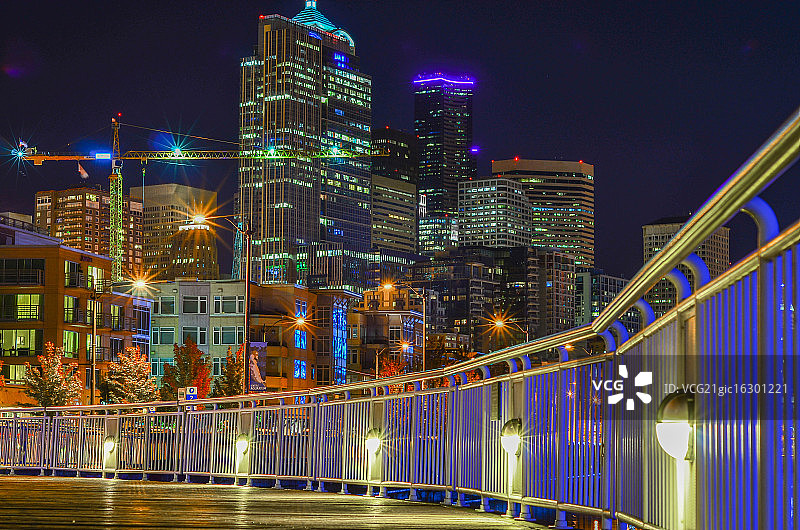 夜间木板路图片素材