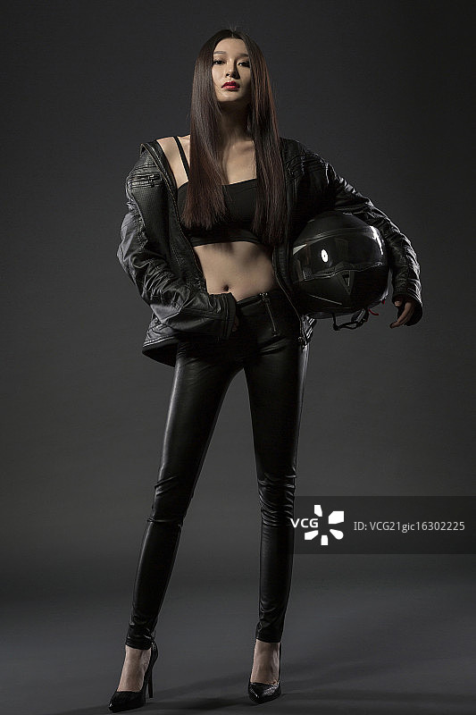 抱着头盔的青年女人图片素材