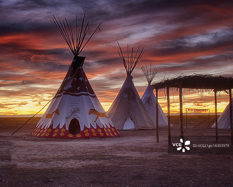 夏延人在日落时分的圆锥形帐篷图片素材