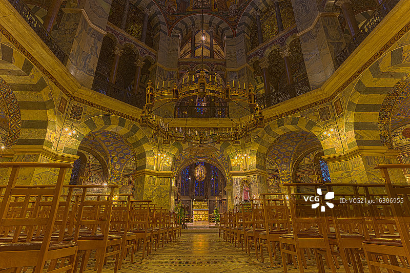 亚琛空旷的大教堂图片素材