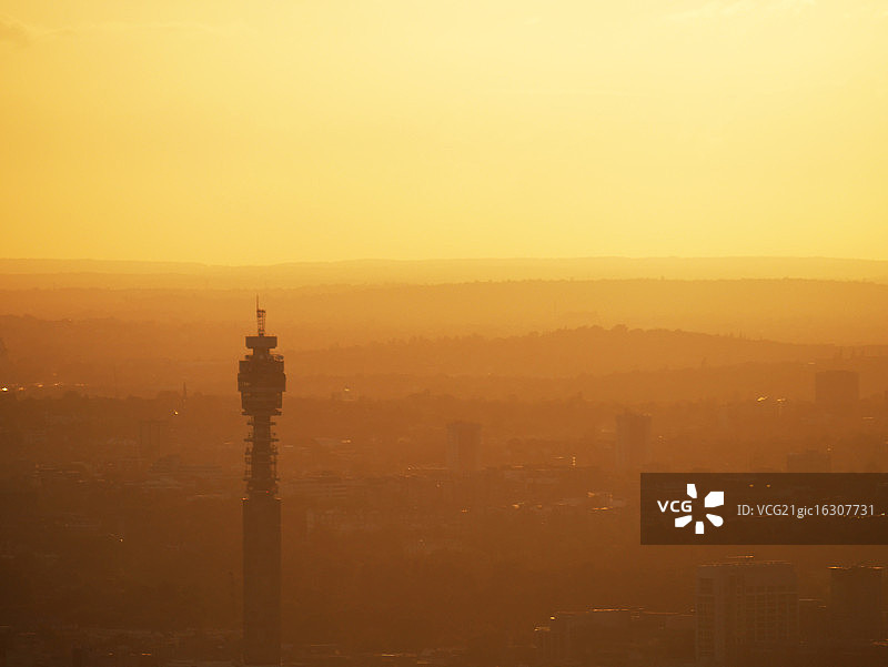 伦敦BT塔夏季雾霾图片素材