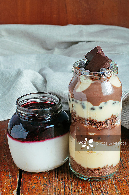 甜点：意式奶冻与布丁图片素材