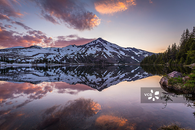 美国俄勒冈州高山湖泊中的南姐妹峰倒影图片素材