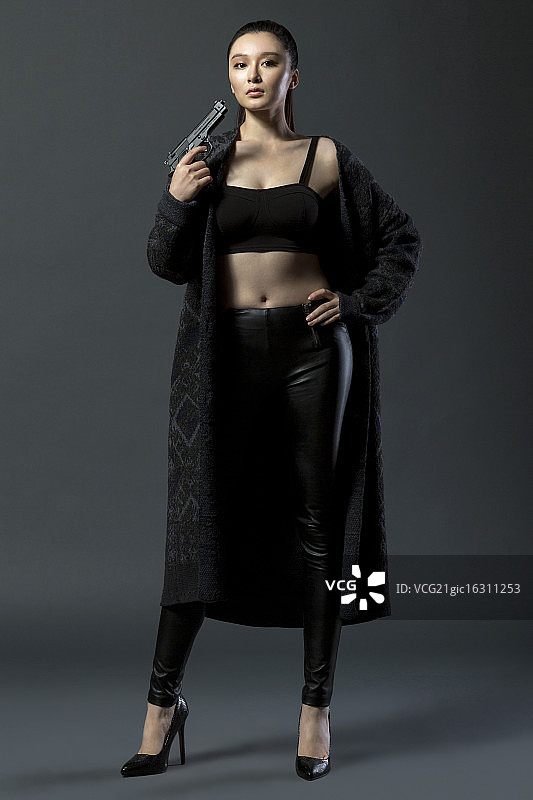 拿着手枪的年轻女人图片素材