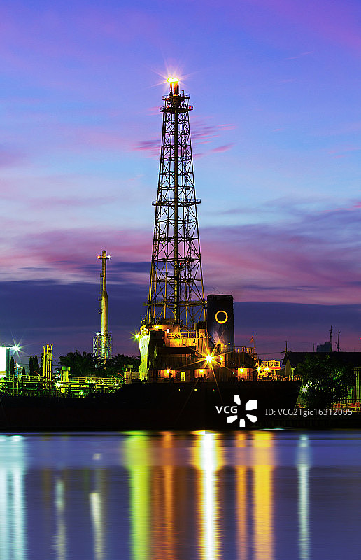 炼油厂塔楼图片素材