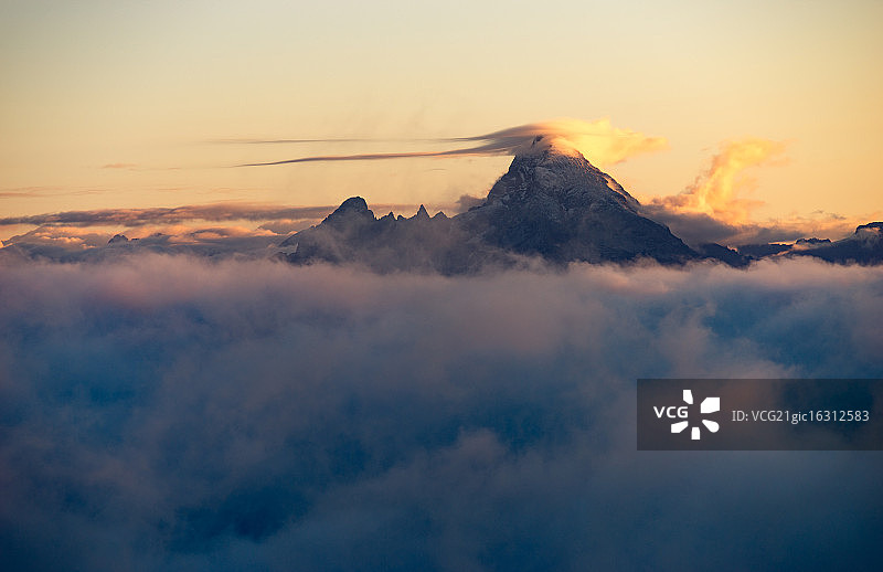 云雾缭绕的瓦茨曼峰图片素材