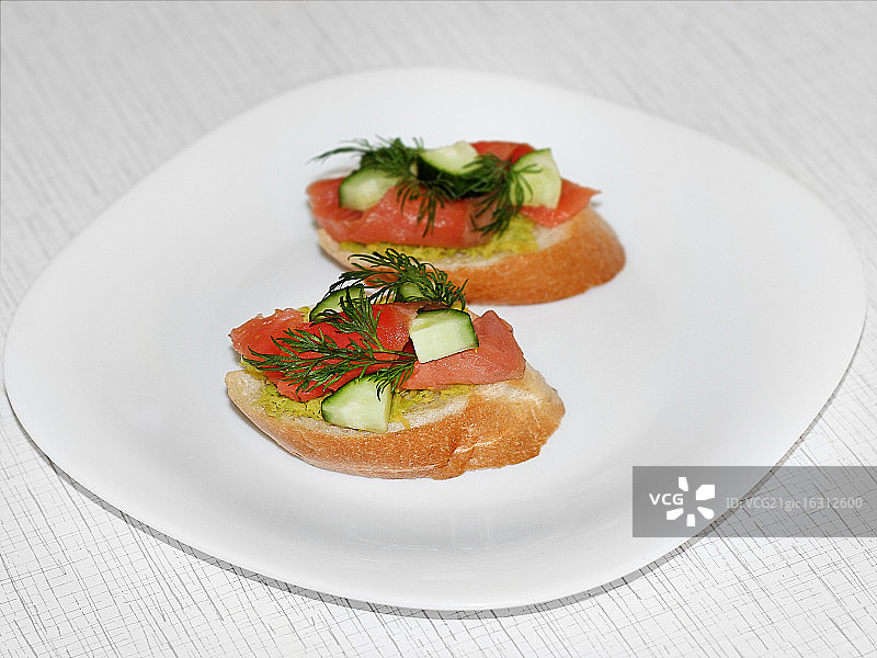 两份三文鱼意式烤面包图片素材