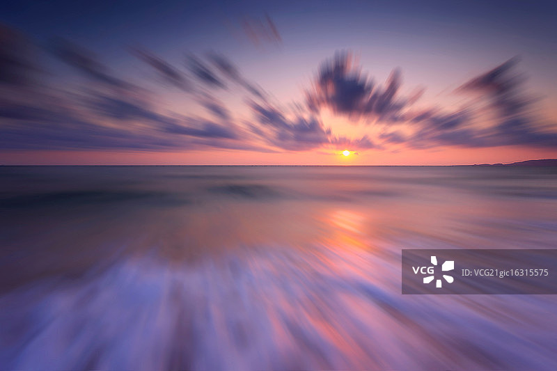 爱奥尼亚海的缓慢日落图片素材