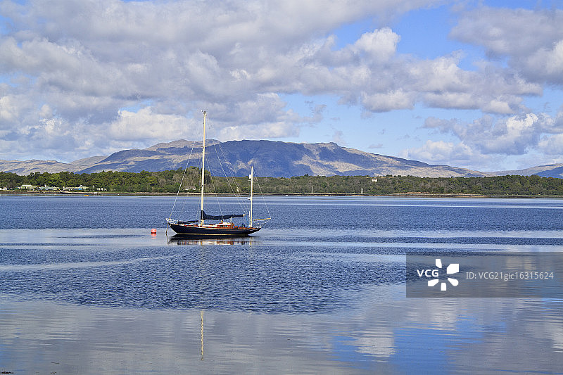漂浮在苏格兰林内湖上的游艇图片素材