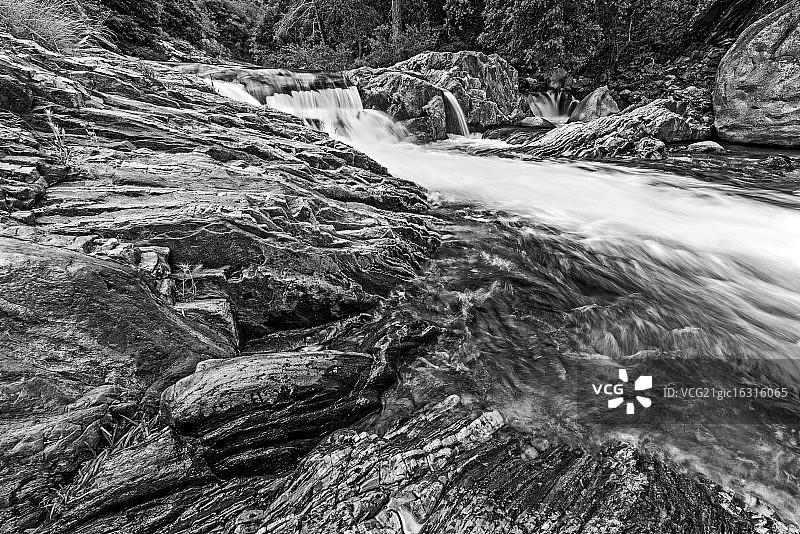 卡威亚河瀑布黑白照图片素材