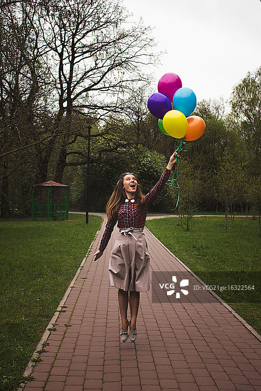 白俄罗斯公园里被气球托起的女人图片素材