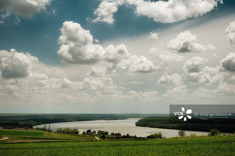 多瑙河与天空图片素材
