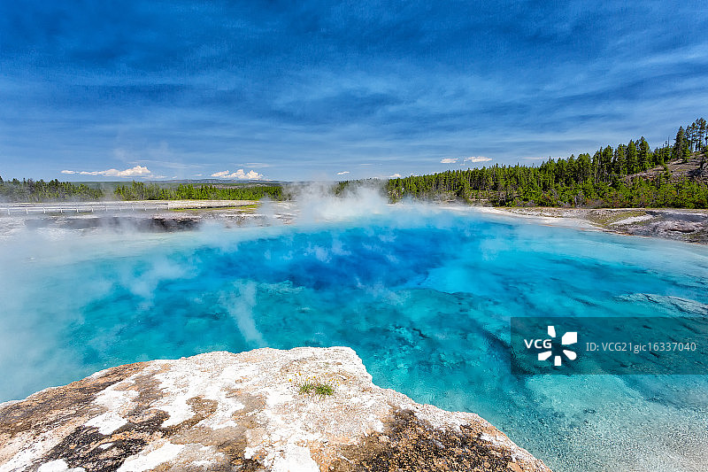 美国黄石国家公园中途间歇泉盆地的埃克塞尔西奥间歇泉图片素材